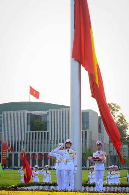 Citizens gather at Ho Chi Minh Mausoleum to attend flag raising ceremony on National Day 0353 capture
